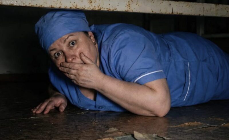 Die Pflegehelferin hörte jede Nacht Schreie aus Zimmer Nummer 7, wenn ein unbekannter Mann die ältere Patientin besuchte.