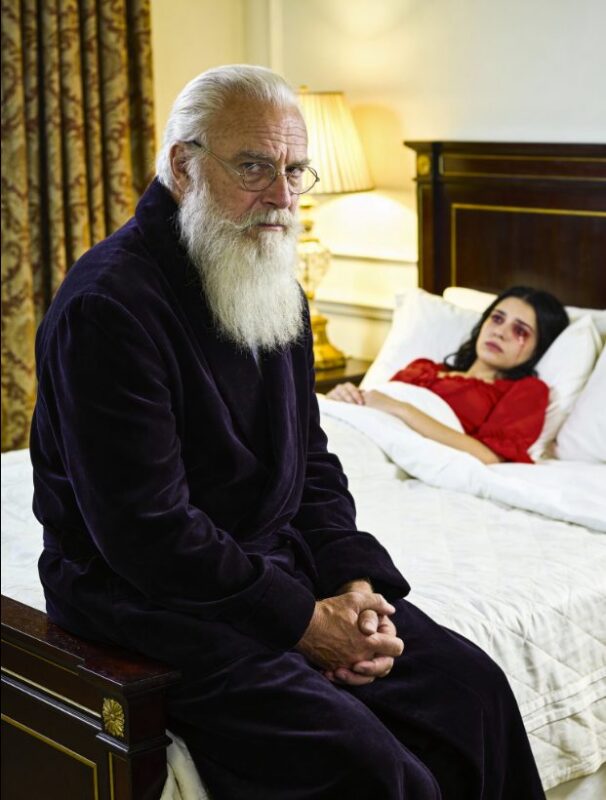 Ich habe einen reichen alten Mann geheiratet, um meine Familie zu retten — aber in unserer Hochzeitsnacht hat er mich nicht berührt. Er saß einfach im Dunkeln und sagte: «Schlaf einfach. Ich will zusehen.» Die Art, wie er es sagte, ließ meine Haut prickeln … und am Morgen verstand ich, dass es in dieser Ehe nie um Geld ging.