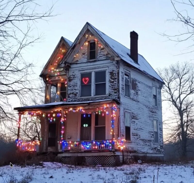 Am Heiligabend habe ich das verlassene Haus meiner verschwundenen Eltern besucht und es wunderschön dekoriert vorgefunden.