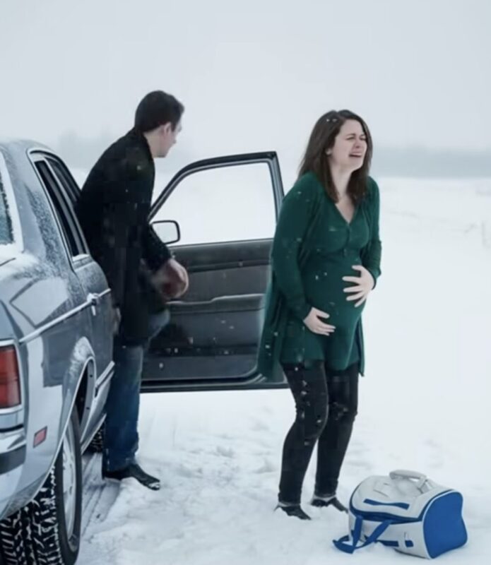 Mein Fruchtwasser ging auf dem Weg zur Feier seiner Mutter ab. Wütend ließ er mich – im neunten Monat schwanger – auf einer verschneiten Straße zurück. Er hätte nie erwartet, was dann geschah.