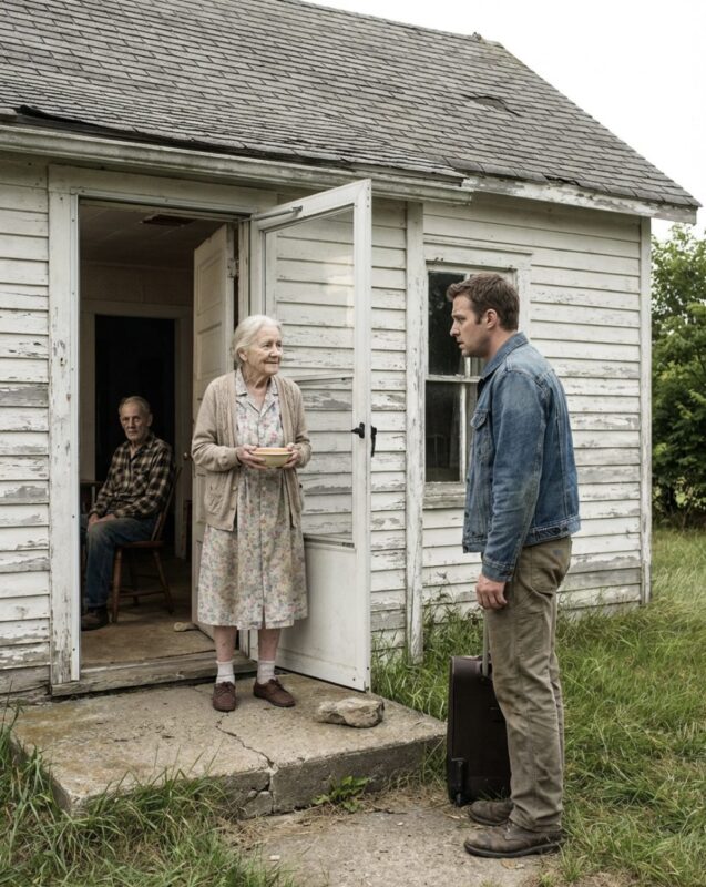 Nach 20 Jahren fern der Heimat kehrte der Sohn ohne Vorwarnung zurück – und erstarrte, als er sah, wie seine Eltern stillschweigend eine abgelaufene Dose Suppe unter sich aufteilten, nur um irgendwie durch den Tag zu kommen.