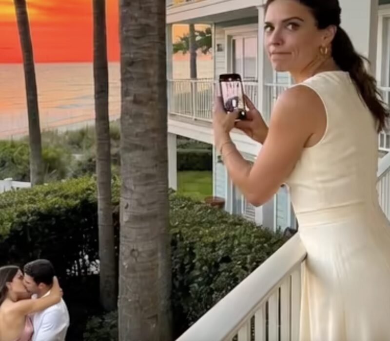 Aus meinem Hotelzimmer sah ich, wie meine Schwester meinen Verlobten in den Schatten zog und ihn küsste.