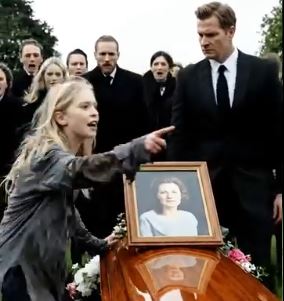 Sie senkten den Sarg meiner Frau in den Boden, doch ein Kinderschrei hielt sie davon ab. “Diese Dame lebt!” rief sie. Sie nannten sie eine Lügnerin. Ich befahl ihnen, den Sarg zu öffnen. Und als alle sahen, was darin war, brach die ganze Beerdigung in Chaos aus