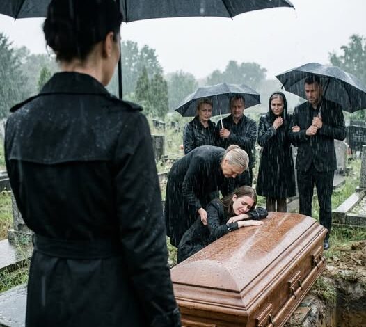 Meine Schwester fiel auf dem Sarg meines Mannes in Ohnmacht, und alle sagten, es sei „Empathie“ gewesen. Als ich die Lebensversicherung überprüfte, entdeckte ich, dass ihr Sohn seinen Nachnamen trug