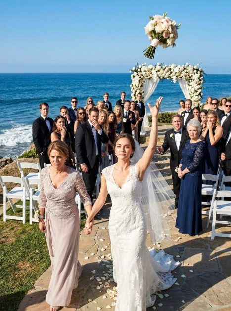 „Menschen wie sie sollten ihren Platz kennen.“ — Ich ließ meinen Brautstrauß fallen, nahm die Hand meiner Mutter und verließ eine Million-Dollar-Hochzeit vor allen Gästen. Ich hatte nie geplant, meine eigene Hochzeit zu verlassen, aber dieser eine Satz veränderte alles. Hättest du geblieben?