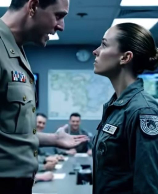 „Du bist im falschen Raum, Süße“, spottete der selbstgefällige Leutnant bei mir in der Top-Gun-Briefingrunde. „Nur echte Piloten. Sekretärinnen bleiben draußen.“ Der ganze Raum lachte. Sie hielten mich für ein Niemand, nur ein Mädchen, das zufällig hereingeschlendert war. Sie hatten keine Ahnung, dass ich die Prüferin war, die man „Phoenix One“ nennt. Dann betrat der Captain den Raum, sah mich und gab einen schnellen Salut. „Ma’am.“ Die Stille war ohrenbetäubend. Ihre Karrieren lagen in meinen Händen.