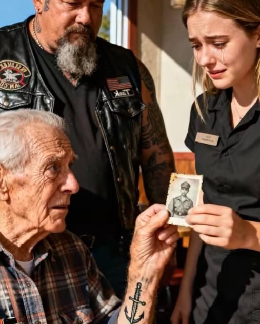 In einem stillen Diner saß ein vergessener Held allein, seine Geheimnisse verborgen in einem verblassten Tattoo. Dann brummte eine Harley vor ihm zum Stehen, und eine Schuld, älter als jede Erinnerung, sollte vor der ganzen Welt vollständig beglichen werden.