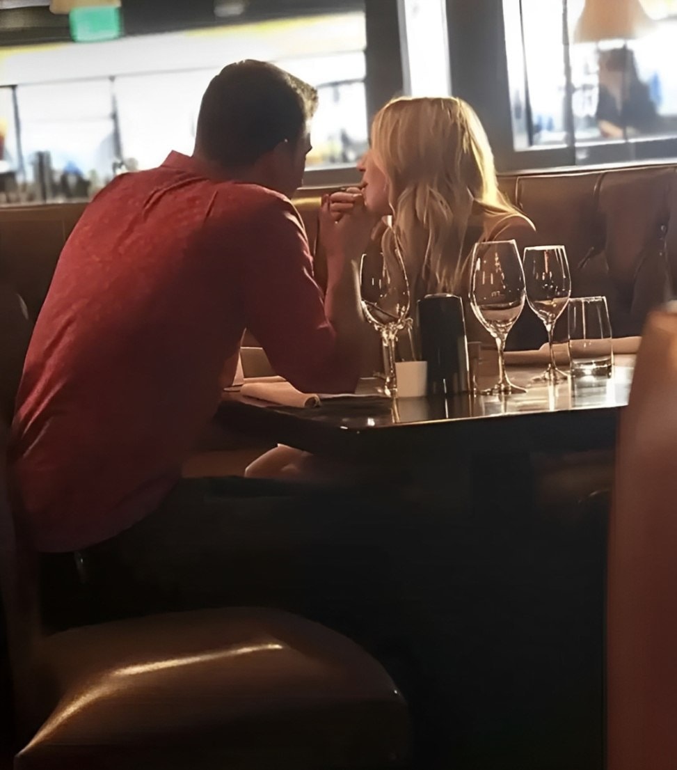 Ein reicher Mann täuschte vor, ein Kellner zu sein, und lud eine Frau zu einem Date in eines seiner Restaurants ein.