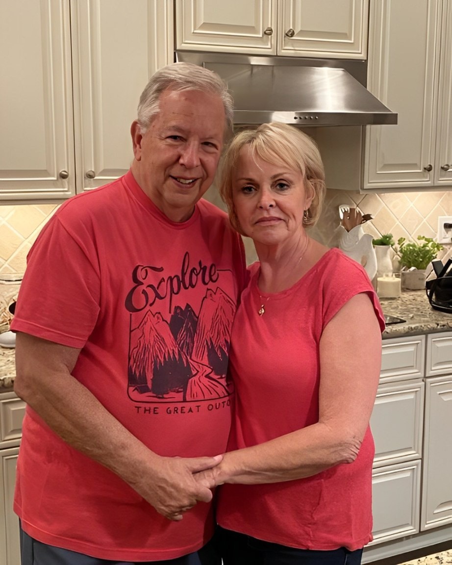 Meine Mutter wählte Rot, um sich mit meinem Vater farblich abzugleichen – aber ich wusste, dass ihr Lächeln nicht echt war.