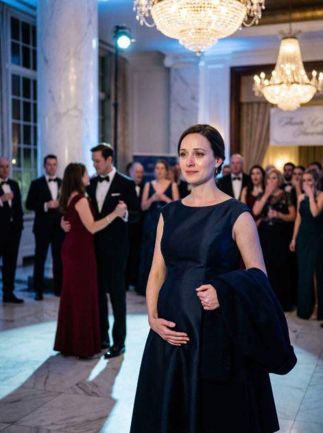 Um 21:47 Uhr, in einem überfüllten Ballsaal, sah eine schwangere Ehefrau, wie ihr Milliardärs-Ehemann seine Geliebte auswählte – zu ihrem Hochzeitssong. Sie ging ohne ein Wort hinaus und verschwand. Innerhalb von nur 14 Tagen scheiterte ein 200-Millionen-Dollar-Projekt, Investoren kehrten sich ab, und Geheimnisse wurden bekannt. Er dachte, er besitze Macht – bis er ihrer Abwesenheit begegnete.