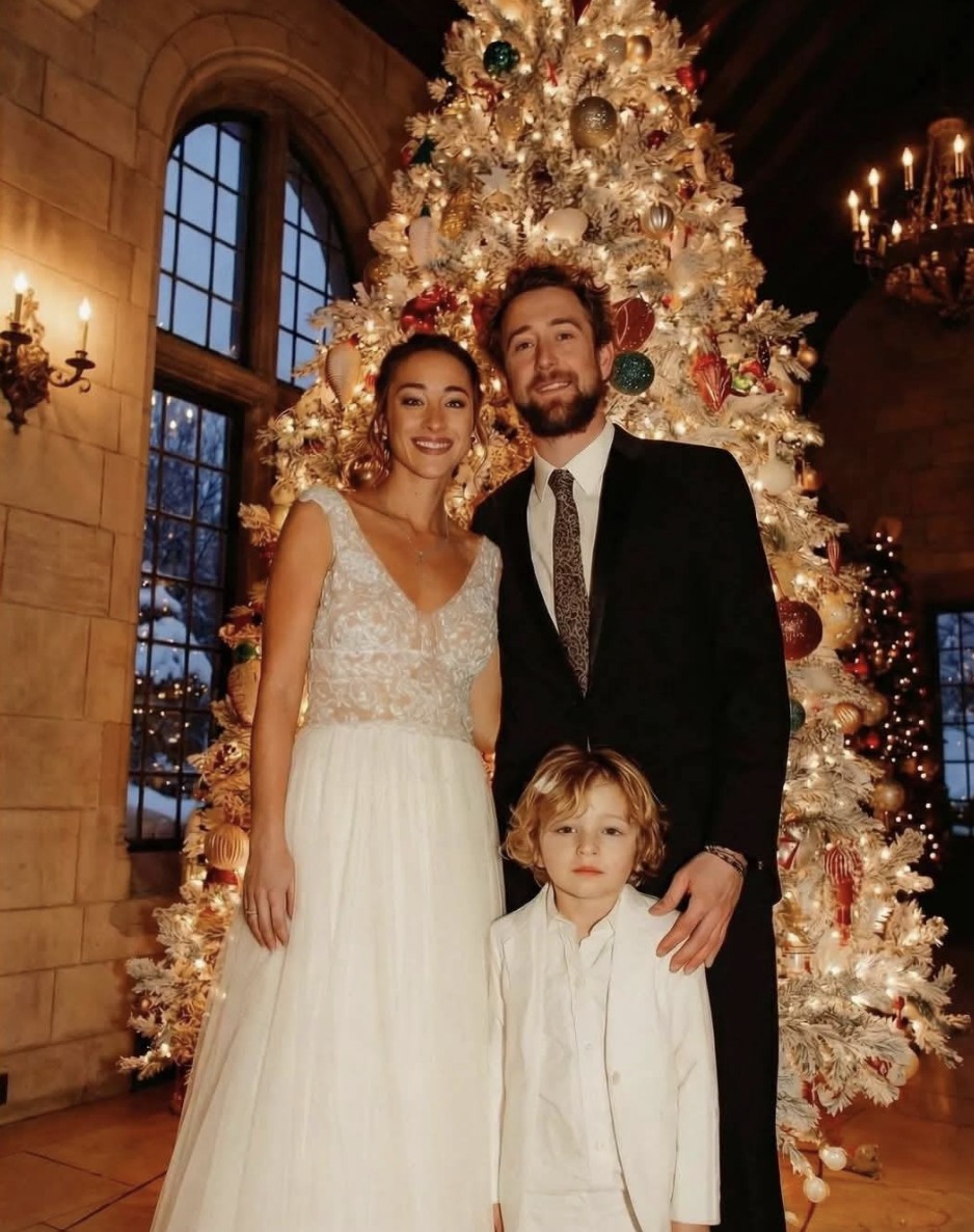 Meine Mutter hat mich verstoßen, weil ich eine alleinerziehende Mutter geheiratet habe – sie lachte über mein Leben, und brach drei Jahre später zusammen, als sie es sah