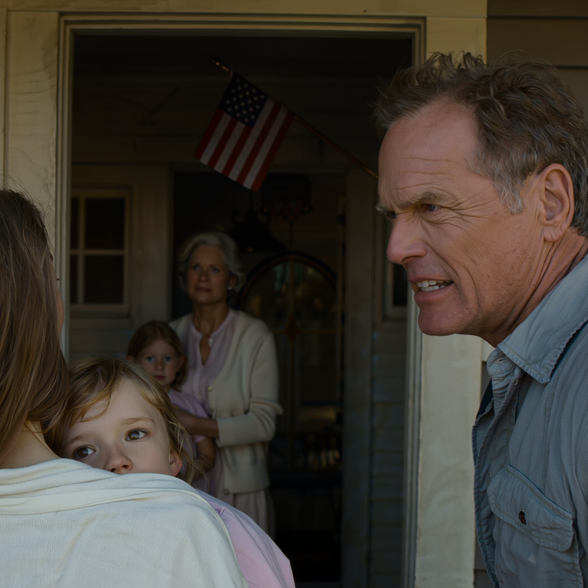 Klokken to om natten slæbte mine forældre min seksårige datter og mig ud af vores forstadshjem, mens de råbte: “Din snylter, dit stykke affald, der sover på gaden!”, mens min søster stod bag vinduet og grinede, som om hun så et tv-program – de troede, at jeg ville krølle mig sammen med min datter på en lukket tankstation og forsvinde ud af deres liv, men det var netop den nat, at tingene begyndte at gå galt.