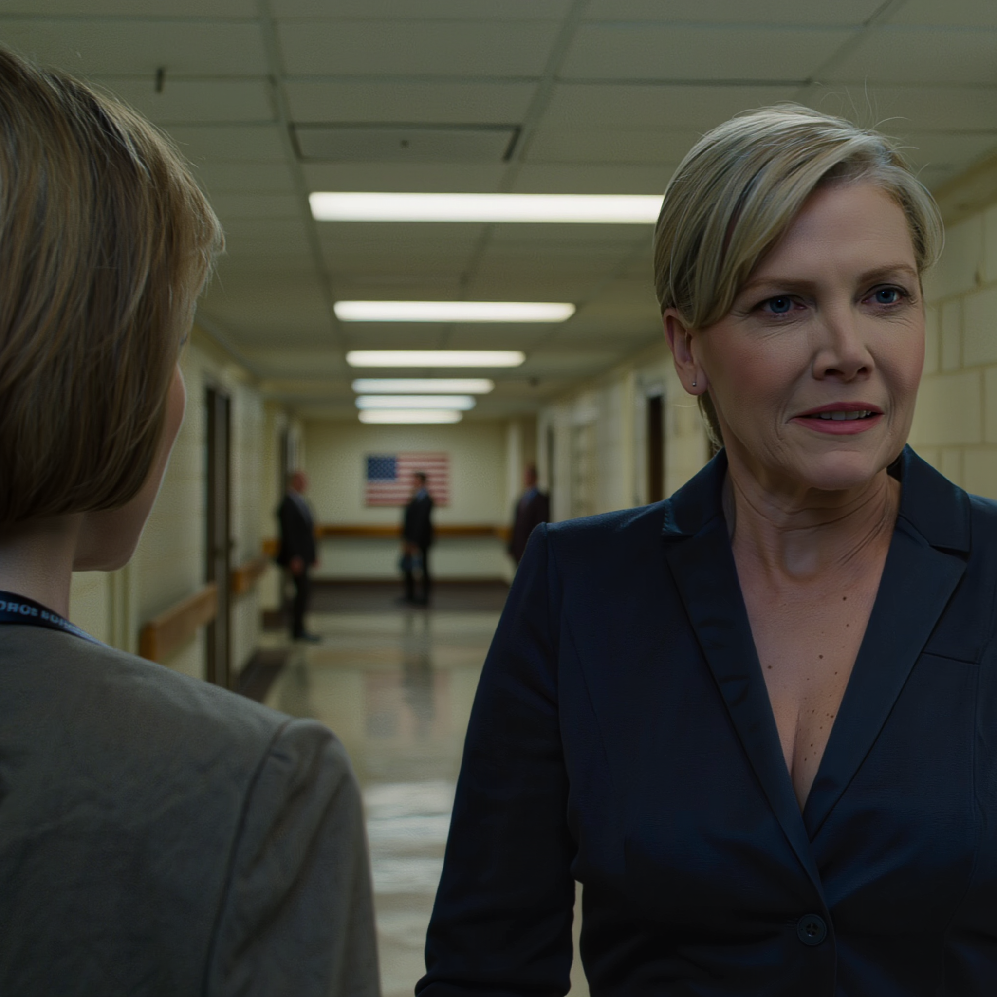 Min mor indtalte en telefonsvarerbesked, der lød som en dom: “Du er afskåret fra denne familie. Kontakt os ikke igen. Denne familie kommer videre uden dig.” Jeg svarede med ét ord – “Okay” – og fjernede mig derefter fra alle de filer, de støttede sig til for at sælge det gamle hus, bygge et rækkehus ved søen og iscenesætte deres “friske start”; mindre end to dage senere var min telefon fuld af 58 ubesvarede opkald, og så dukkede en besked fra deres advokat op.