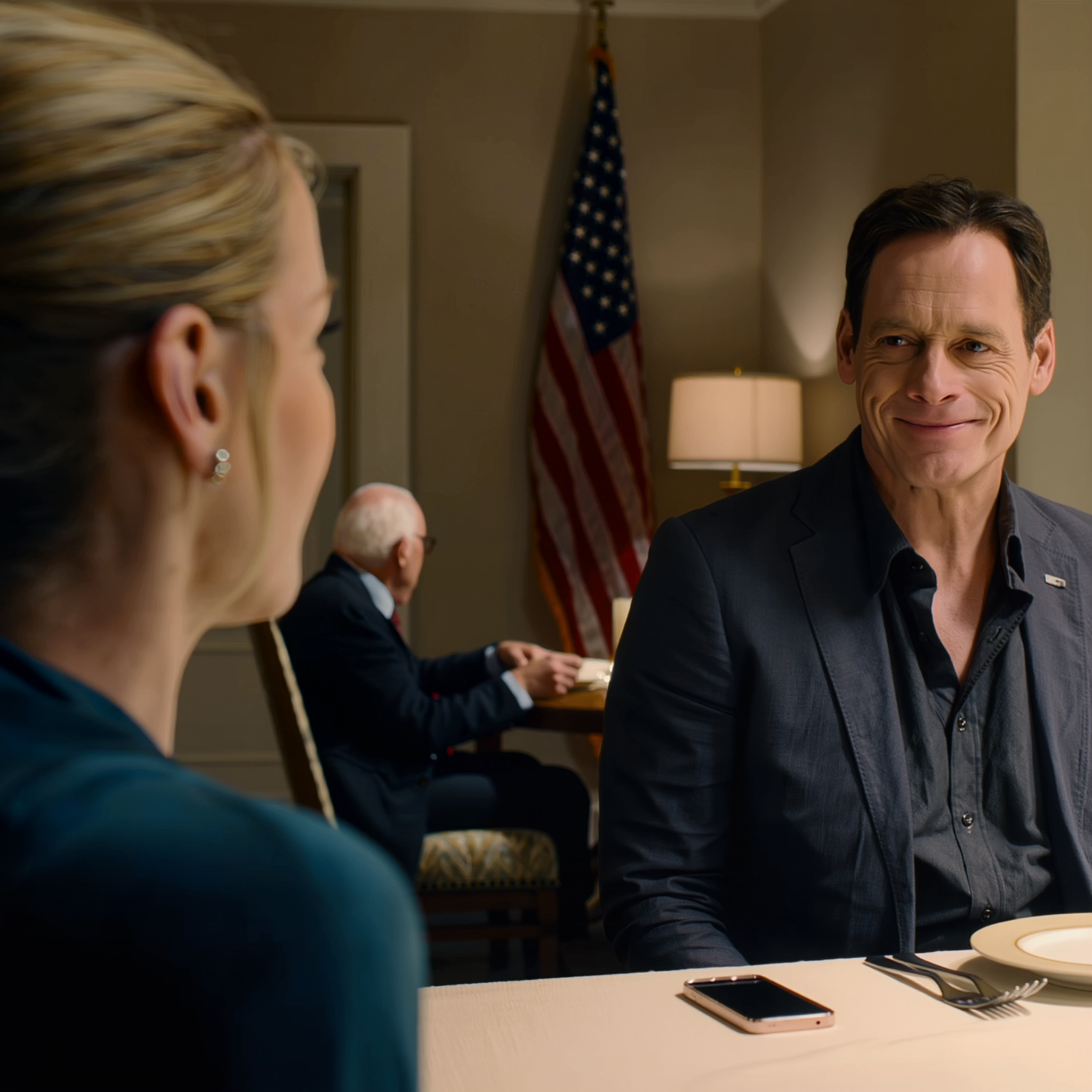 Jeg havde aldrig troet, at den person, der sporede vejen ind og ud af min lejlighed, vidste, hvor pengeskabet var gemt, og vovede at tvinge låsen til mit kontor op, ville være min egen bror; men det virkelige chok var ikke, hvad han udførte, det var, at han et par timer senere stadig satte sig ved middagsbordet, løftede et glas og talte, som om han var ved at ændre sit liv, som om det, han lige havde taget, ikke var andet end et familieforetagende, som alle kunne grine af.