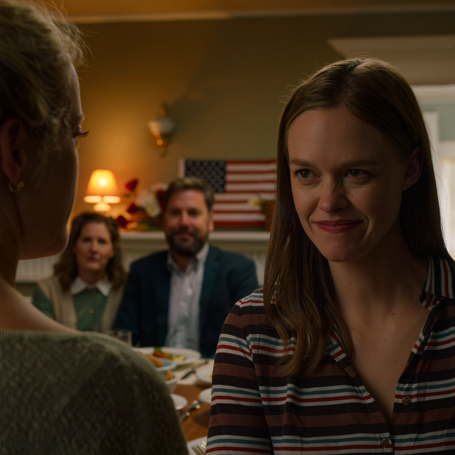 Jeg betalte mine forældres realkreditlån i 5 år. Til min søsters bryllup gav de huset til hende som en “bryllupsgave”. Uger senere krævede de min hytte. Da jeg nægtede, fandt jeg den til salg i en slægtninges navn. Jeg skiftede låsene, men den næste advarsel fra min sikkerhedsapp…