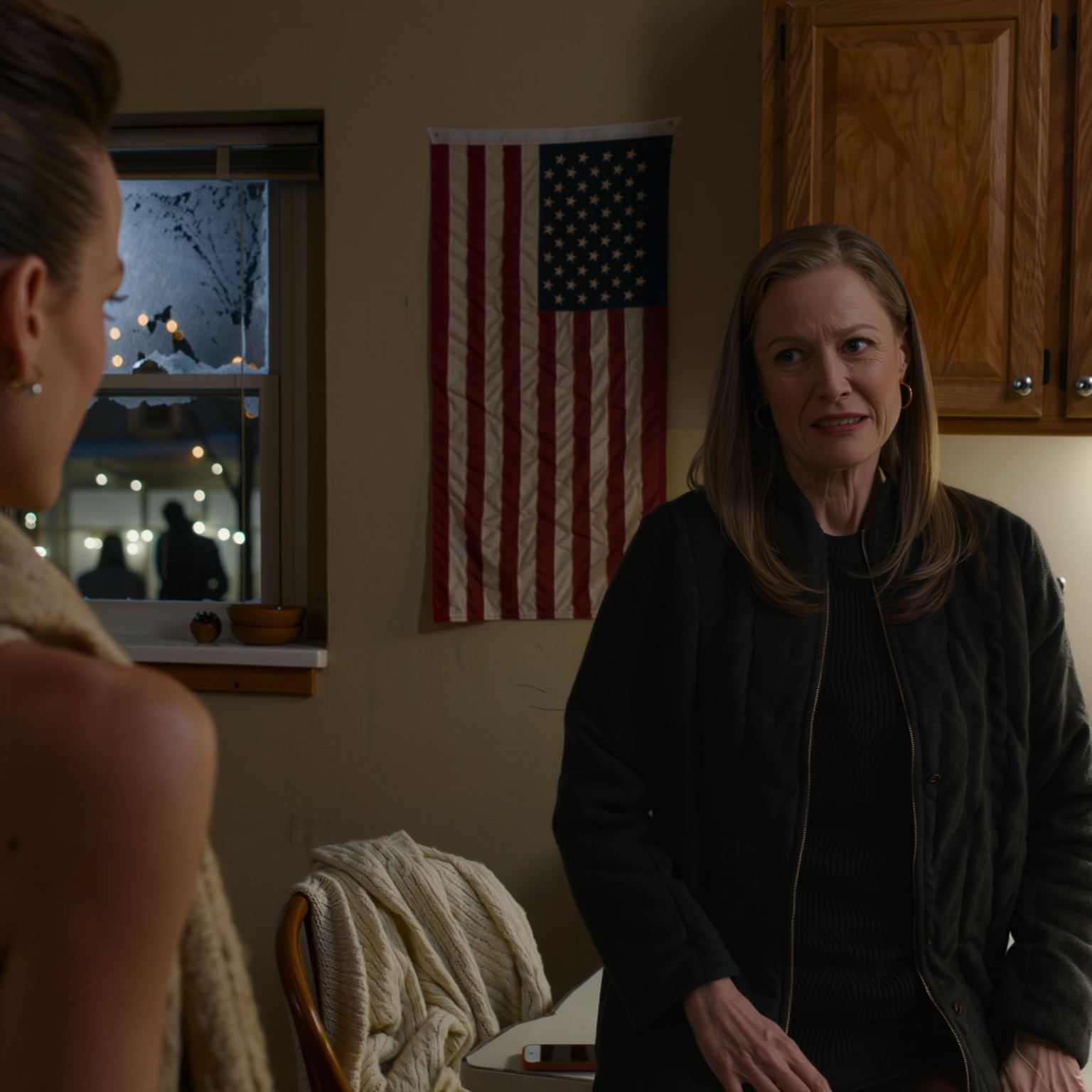 Min mor indtalte en telefonsvarerbesked – hvori hun skrev: “Vi var alle enige – I er ikke velkomne til jul.” – Jeg hverken græd eller tiggede. Jeg indefrøs alle konti – realkreditlånet på 1.420 dollars, elregningen, gassen, selv maden på 5.000 dollars. Juleaften blev deres hus mørkt, kort blev afvist, og gæsterne gik ud. Ved middagstid lyste min telefon op … med panikslagne opkald.