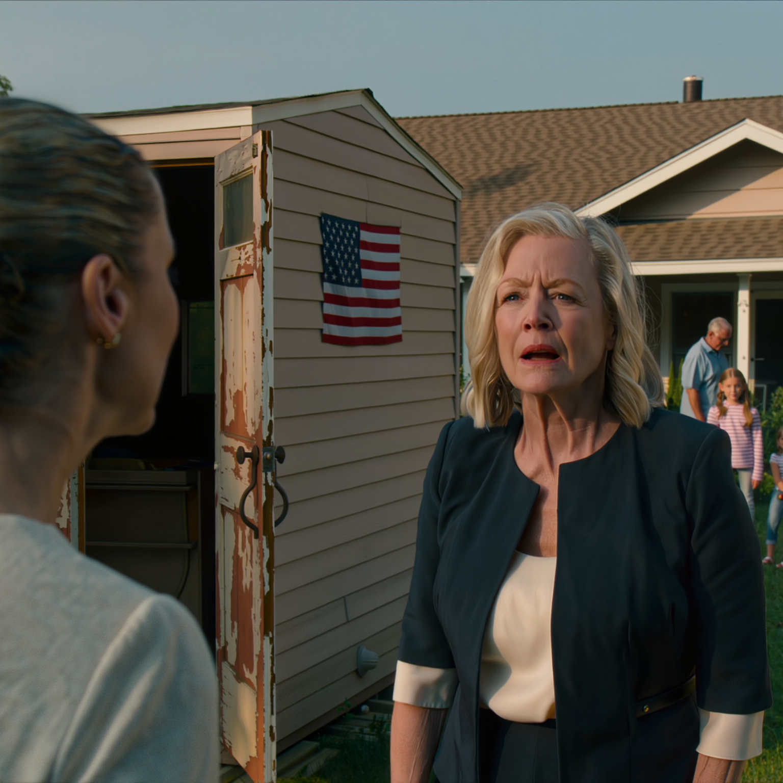 Mine forældre holdt en 15-års fødselsdagsfest for min datter, som om det var taget ud af en forstadsfilm, de parkerede endda en helt ny bil i indkørslen med en rød sløjfe, så hun skulle tro, at den var hendes – så gav de hende en nøgle i en fløjlsæske, grinede og fortalte min datter og mig, at vi havde præcis 24 timer til at flytte ind i det mugne skur ude bagved … Jeg skreg ikke, jeg gjorde bare stille og roligt én ting.