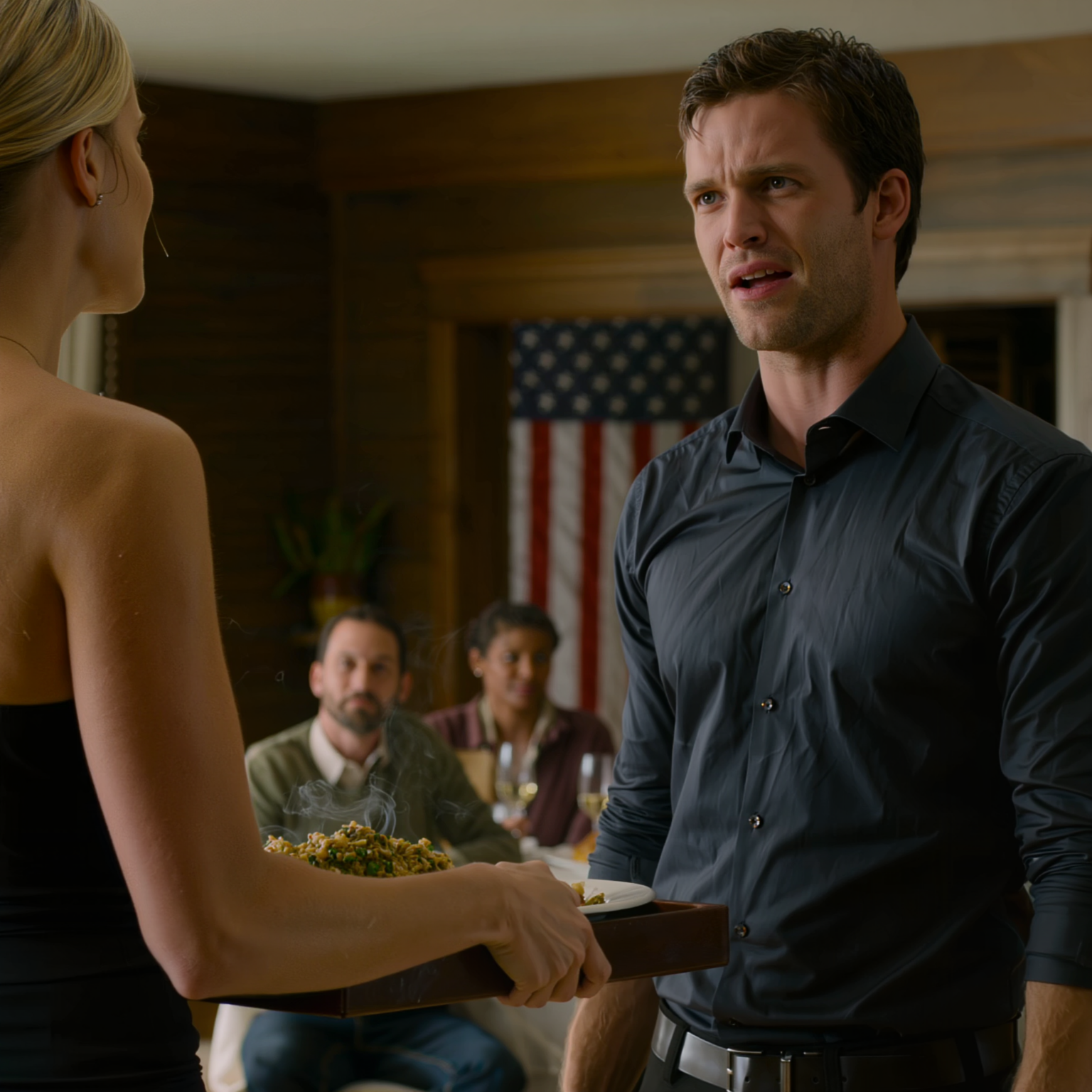 “Din mor døde? Hvad så, gå og bær maden ud til mine gæster,” grinede min mand lige før middagsselskabet, han havde arrangeret for at imponere sin chef, og jeg stod der i det klart oplyste forstadshus med rødkantede øjne og en sort kjole, der stadig bar duften af ​​sorg, indtil hans chef kiggede ned på kæden om min hals, greb fat i min hånd og derefter langsomt vendte sig mod min mand.