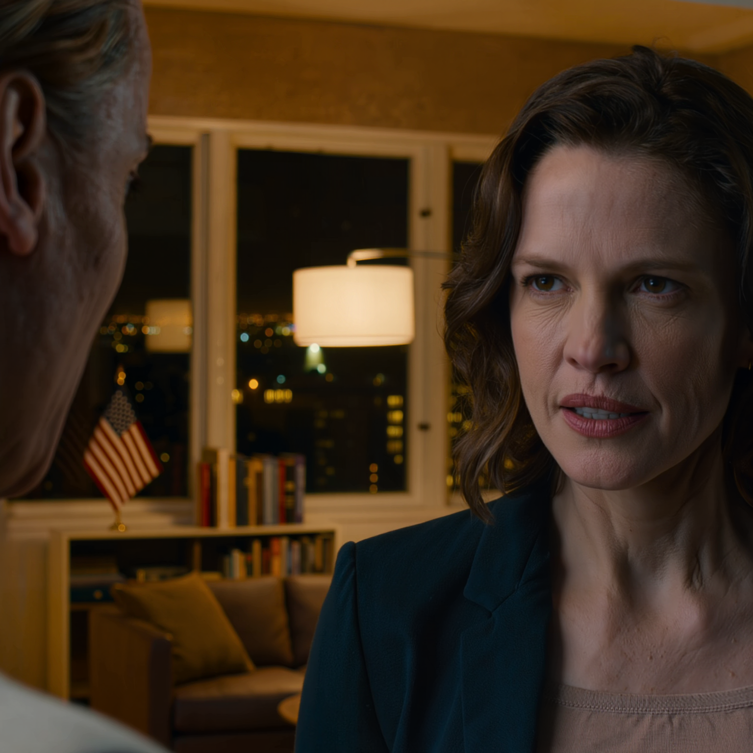 Min søster sagde ved middagsbordet: “Du var bare en fejltagelse, vi blev tvunget til at beholde,” og mine forældre sagde, at hun havde ret – jeg gik stille og roligt, mens de nød deres “perfekte familiesammenkomst” uden mig; så den aften fik jeg 17 ubesvarede opkald fra min søster, hendes stemme rystede, tryglende: “Camille, ring tilbage til mig … det handler om huset.”