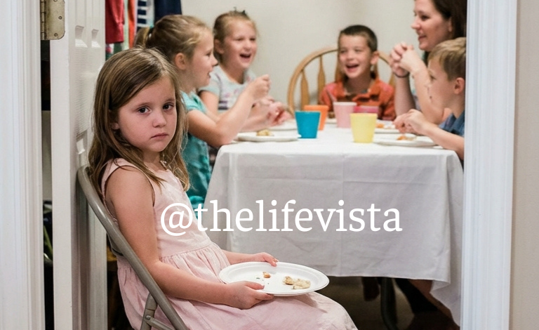 “Mit barnebarn gav mig et stykke brød til aftensmaden. Jeg syntes, det var sødt – indtil jeg så ‘SOS’ stavet i ketchup. Mit blod løb koldt. Jeg foregav at spilde noget for at få hende alene på badeværelset, men hun bad ikke om hjælp. Hun hviskede: ‘Bedstemor, spis ikke noget … Jeg har lige reddet dig.’ Jeg kiggede på min tallerken og indså, at ‘familiemiddagen’ var en dødsfælde.”