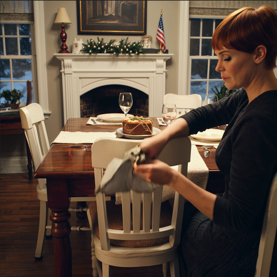 Min søster grinede af mig foran hele familien og spurgte: “Hvordan føles det at være ubrugelig, søster?” – så jeg kiggede direkte på hende og sagde: “Jeg har aldrig følt mig bedre … siden jeg lige holdt op med at dække dine månedlige udgifter.”