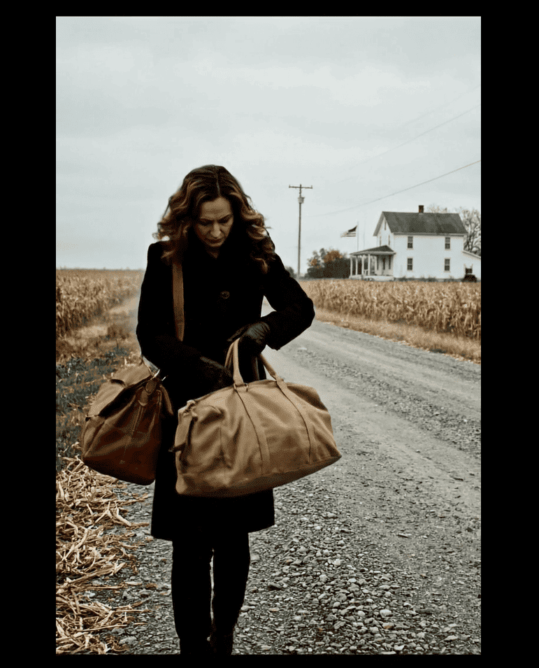 Miután eltemettük a férjemet, a fiam elvitt egy csendes utcára a városon kívül, és azt mondta: „Itt leszel. A ház és az üzlet mostantól az enyém.” Ott álltam a porban, a táskámat szorongatva, miközben ő hátra sem nézve elhajtott. Se telefon. Se készpénz. És ekkor jöttem rá – nem voltam egyedül. Szabad voltam… de fogalma sem volt, mit hoztam létre, mielőtt az apja meghalt… – Hírek