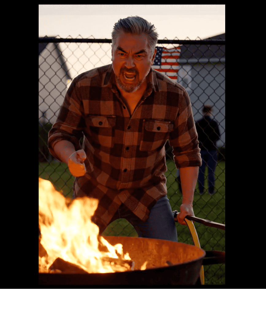 Amikor 17 éves voltam Daytonban, Ohióban, apám egy hordóra halmozta a ruháimat, a vázlatfüzeteimet, sőt még a nagymamám által készített takarót is, egy tűzrakó hordóra a hátsó udvarban, egyik kezével még mindig a kerti tömlőt fogva, hogy a fű ne kapja el, majd hidegen azt mondta: „Ez történik, ha nem engedelmeskedsz nekem.” Csak néztem, ahogy a füst felszáll, és csendben maradtam. Hat évvel később pontosan egyetlen hívást kezdeményeztem, és azt mondtam neki: „Nézd meg a postaládádat.” Azon az estén egy fehér boríték arra késztette, hogy a bejárati lépcsőre rogyjon. – Hírek
