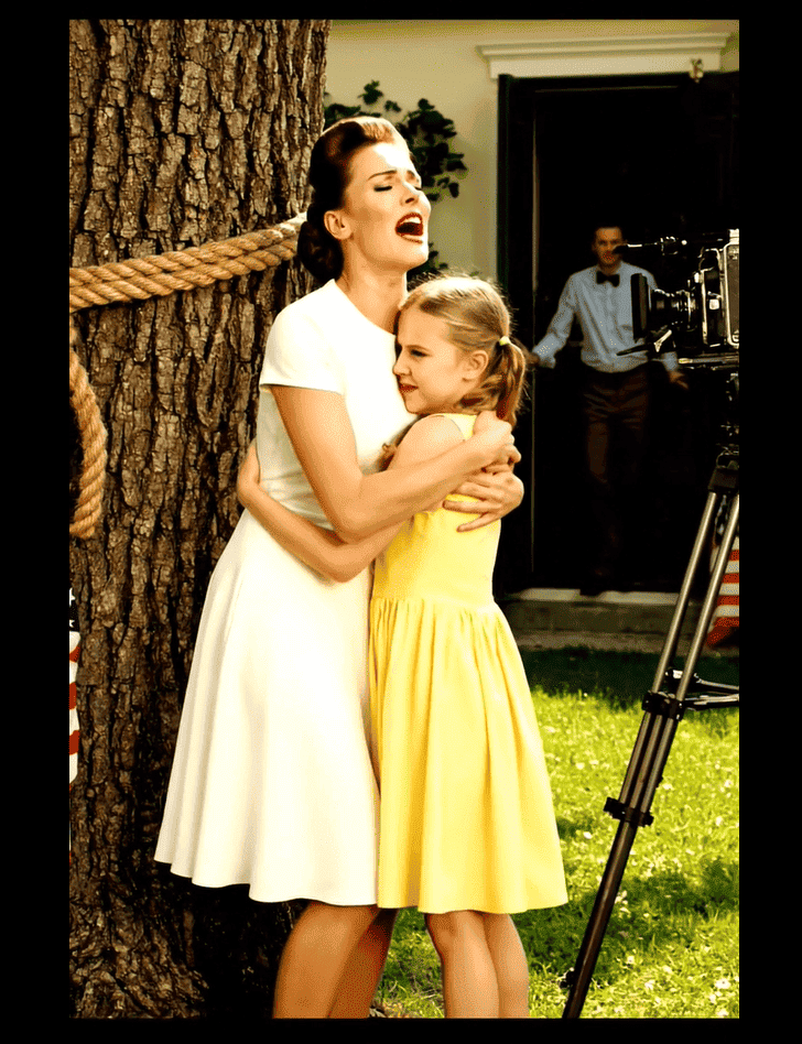 Amíg a sógornőmnél voltunk, a sógornőm kivitte a négyéves lányomat, és azt mondta: „Ki kell próbálnom valami szórakoztatót!” Egy idő után sikolyokat hallottam. Amikor kirohantam megnézni, hogy a lányom egy mézzel borított fához van kötözve, amiről darazsak rajzottak, és csípték. A sógornőm nevetve vette fel a felvételt: „Látni akarom, hogyan viselkednek a darazsak, és meddig bírja ezt túlélni!” Amikor megpróbáltam megragadni és kiszabadítani a lányomat, az anyósom megragadta a hajam, és a földre estem, azt mondva: „Hadd szórakozzon a lányom, nem látod, milyen boldog, hogy ezt csinálja?” Kétségbeesetten néztem a férjemre, de ő csak megvonta a vállát, és azt mondta: „Hadd fejezzék be!” Minden erőmmel félrelöktem mindenkit, kioldottam a csípésektől csúnyán elterülő lányomat, és kórházba rohantam. Amit ezután tettem, romba döntötte az életüket.