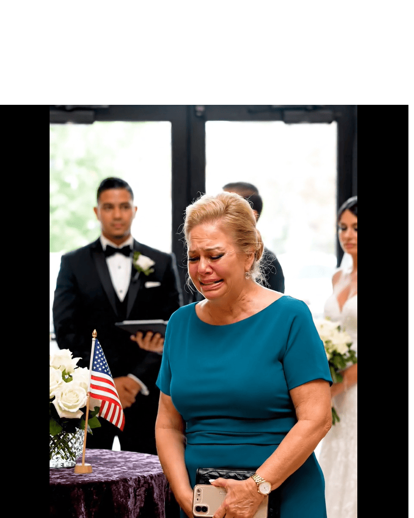 A fiam és a menyem kihúzták a nevemet az esküvői vendéglistájukról. Azon a napon még rendesen felöltöztem, odamentem a recepcióhoz, és megadtam a nevemet. A személyzet tagja zavartan lapozgatta a listát, majd felnézett, és azt mondta: „A neved nincs itt.” Odamentem megkeresni a fiamat; ő csak hidegen forgatta a szemét, és azt mondta: „Tényleg azt hitted, hogy meghívnak, anya?” Halványan elmosolyodtam, és azt válaszoltam: „Értem.” Megfordultam és elsétáltam, de a szertartás közepén hirtelen megállás nélkül csörögni kezdett a telefonja, és a teremben mindenki felé fordult. – Hírek